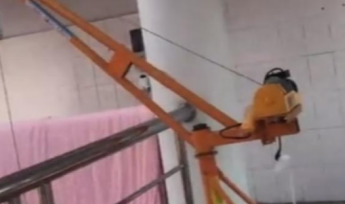 高校用卷揚機搭配吊運機來起吊學(xué)生行李